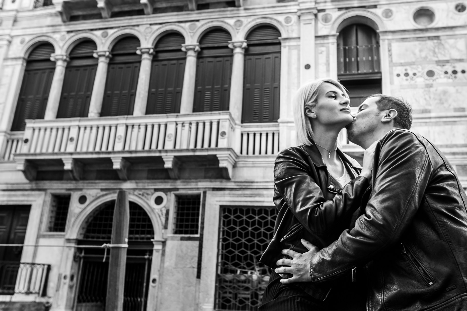 Couple photo session in Venice, Italy with Alina + Mihai by Destination Wedding Photographer Mihai Zaharia