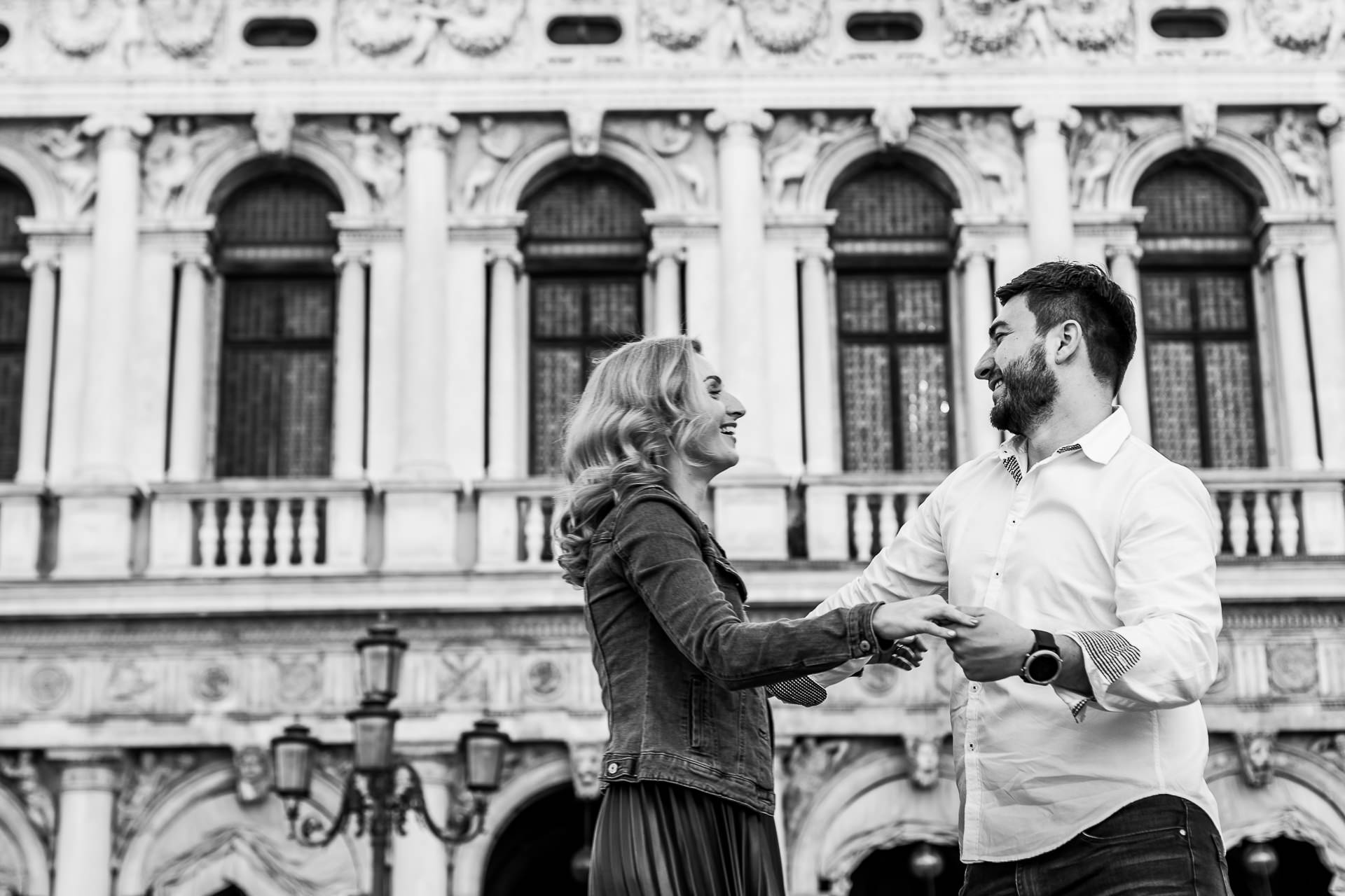 Couple photo session in Venice, Italy with Raluca + Costin by Destination Wedding Photographer Mihai Zaharia03