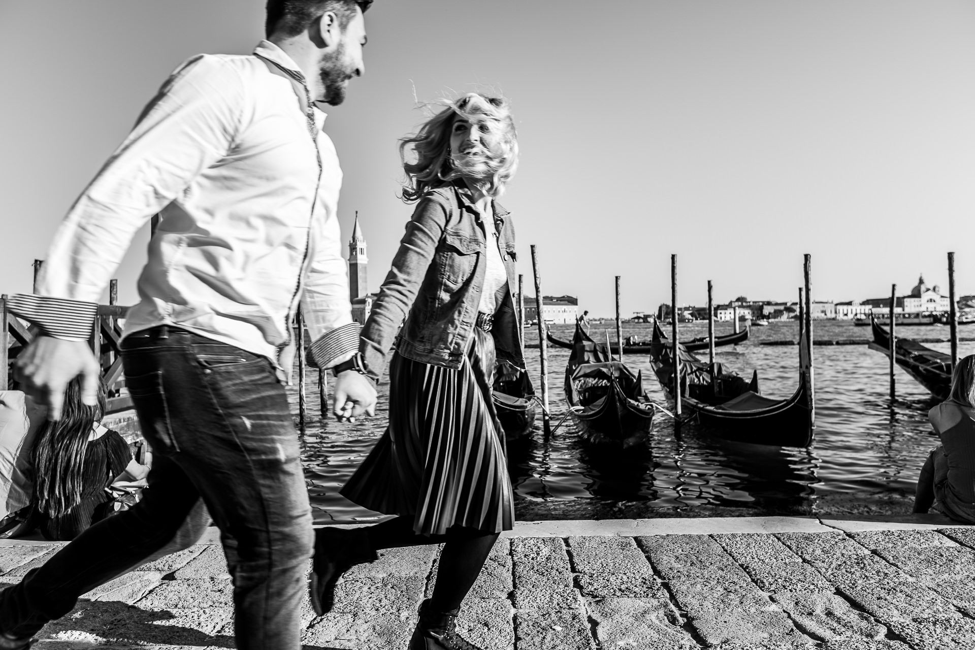 Couple photo session in Venice, Italy with Raluca + Costin by Destination Wedding Photographer Mihai Zaharia05