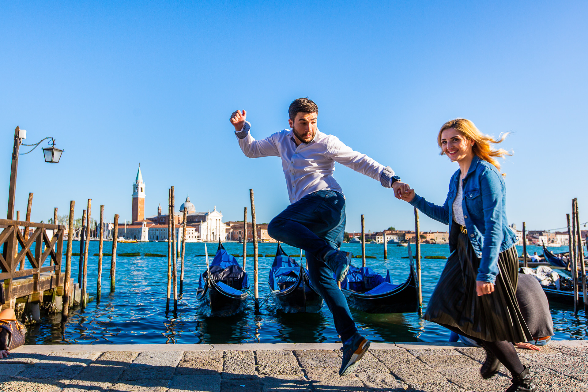 Couple photo session in Venice, Italy with Raluca + Costin by Destination Wedding Photographer Mihai Zaharia06