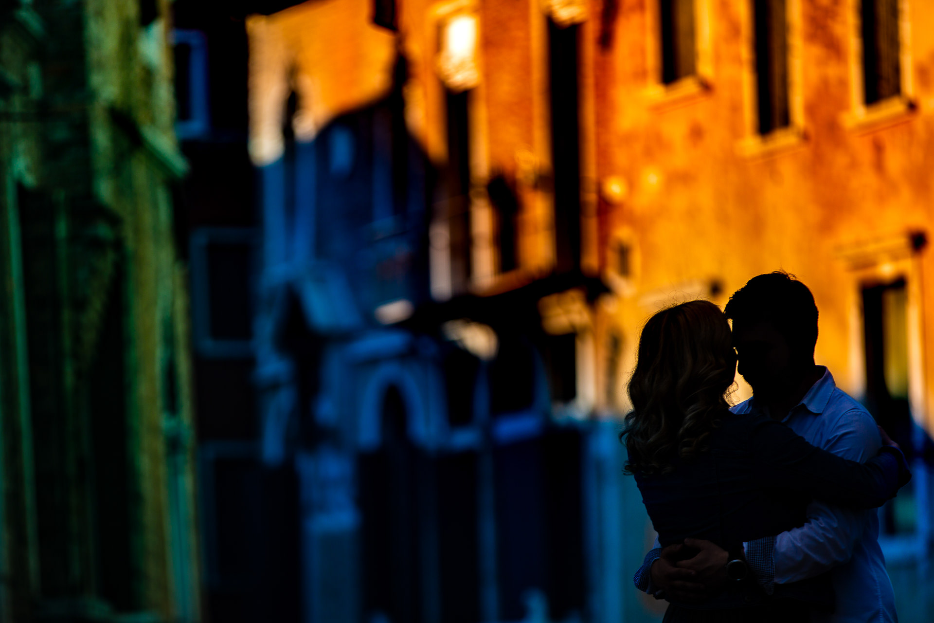 Couple photo session in Venice, Italy with Raluca + Costin by Destination Wedding Photographer Mihai Zaharia08