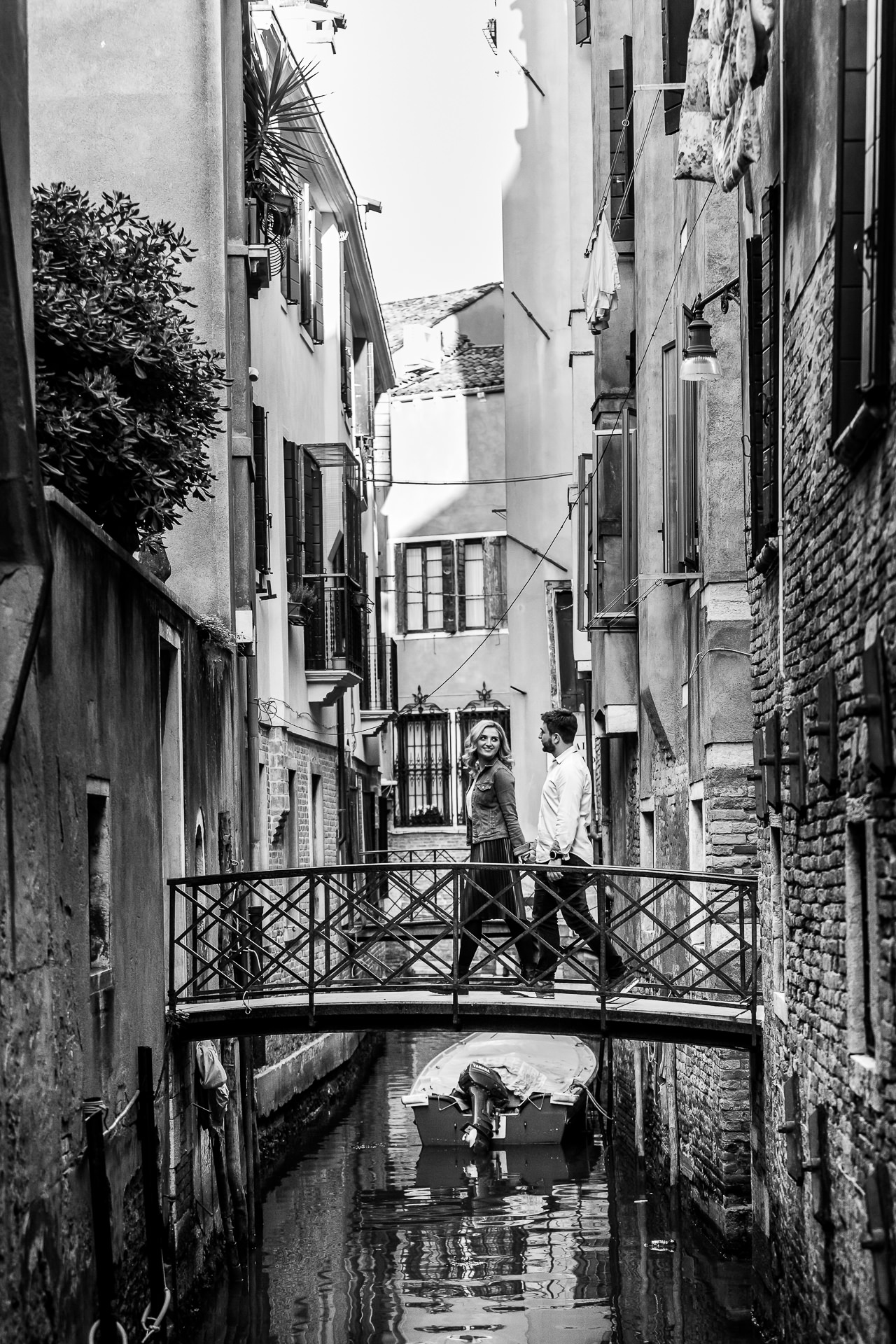 Couple photo session in Venice, Italy with Raluca + Costin by Destination Wedding Photographer Mihai Zaharia16