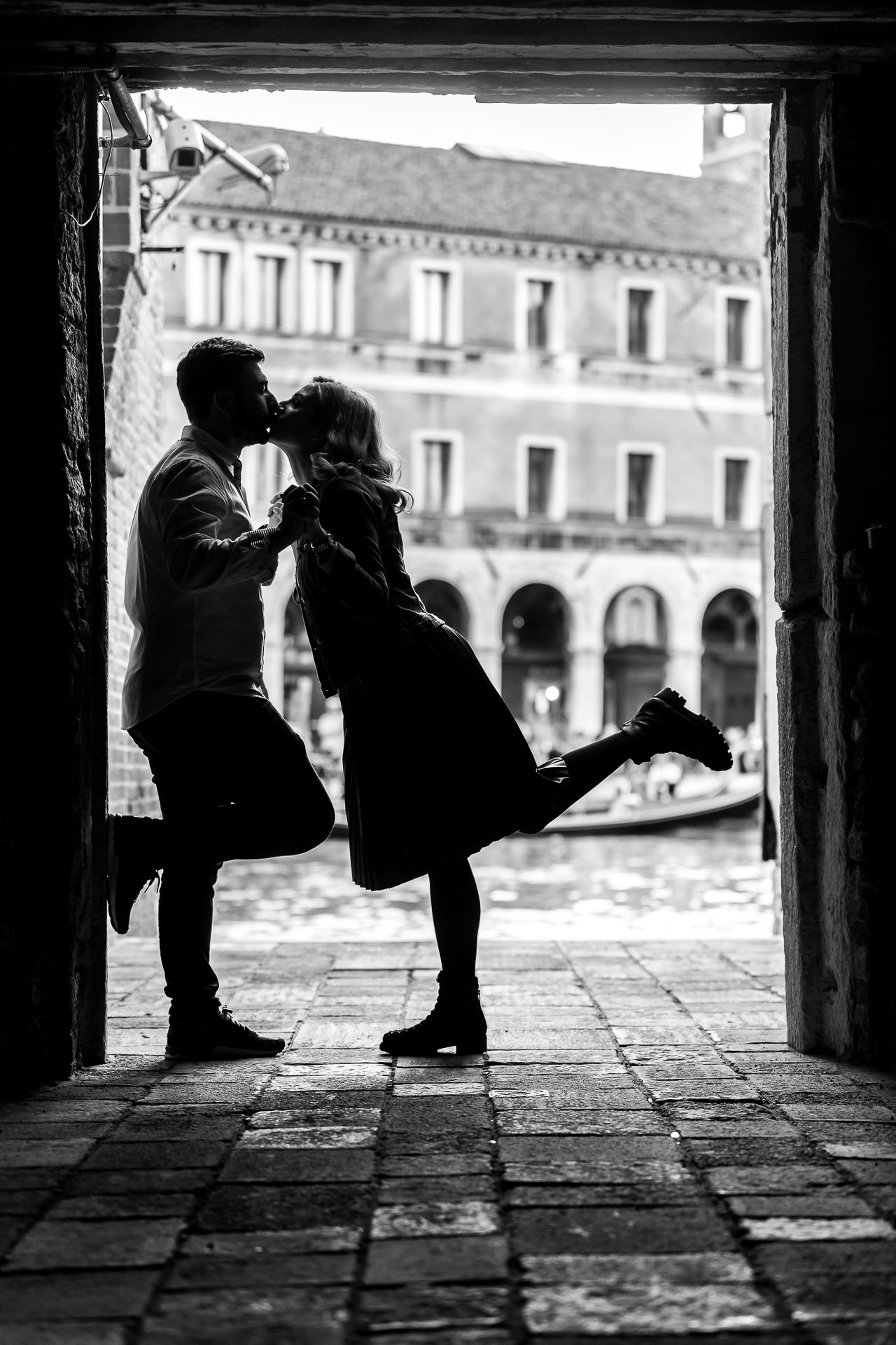 Couple photo session in Venice, Italy with Raluca + Costin by Destination Wedding Photographer Mihai Zaharia17